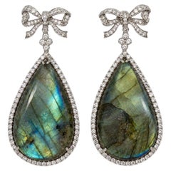 Orecchini pendenti a forma di fiocco in oro bianco 18 carati con diamanti e labradorite
