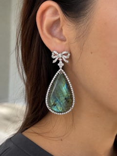 Orecchini pendenti a forma di fiocco in oro bianco 18 carati con diamanti e labradorite