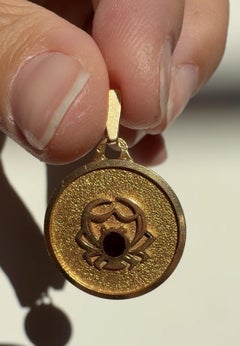 Ciondolo vintage francese con il segno zodiacale del Cancro in oro giallo 18 carati