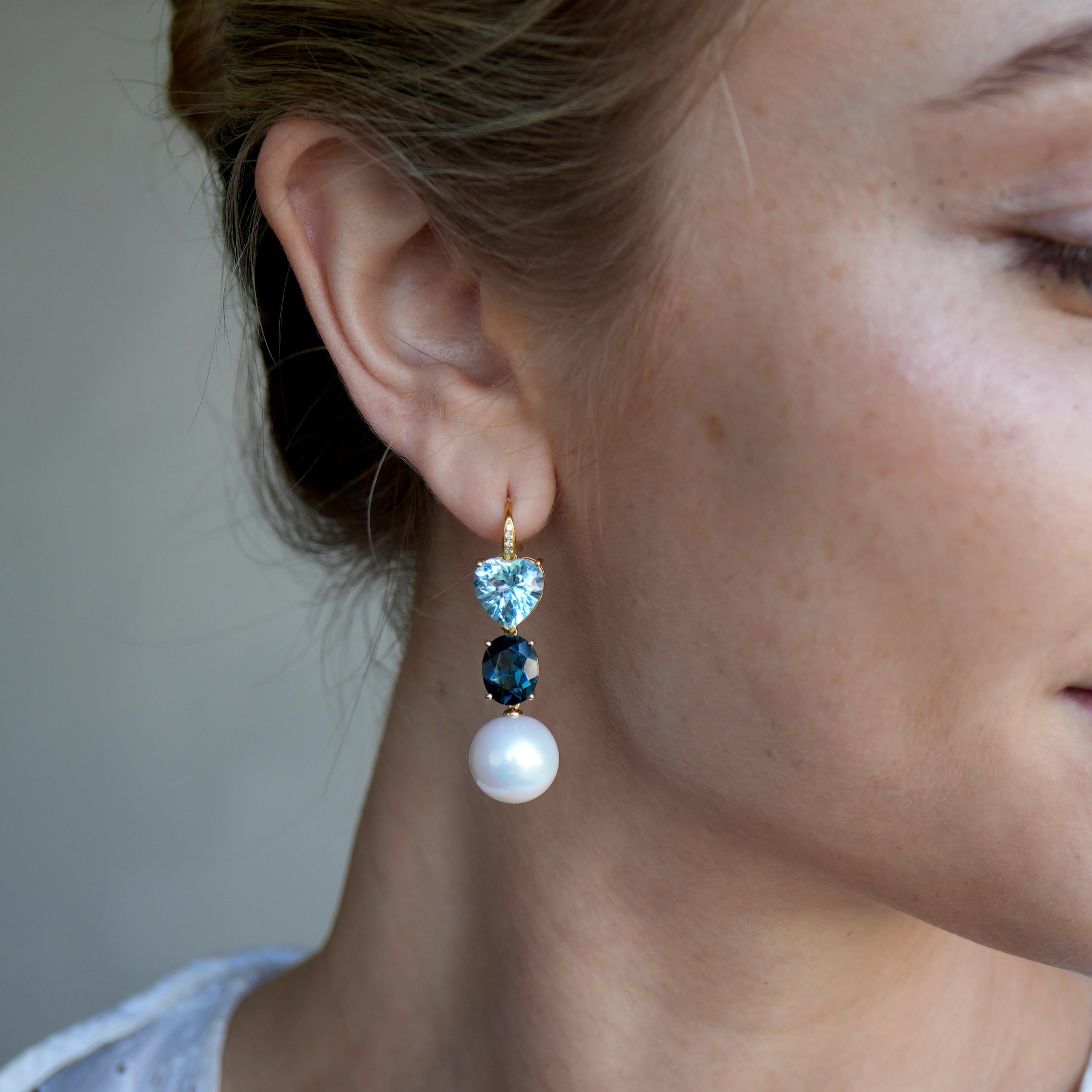 Il colore audace incontra la versatilità in questi orecchini a goccia convertibili Kai GemFusion, con 16 carati di topazio naturale in tagli a cuore e ovali. Le gemme blu in due tonalità sono impilate con perle coltivate luminose, che possono essere
