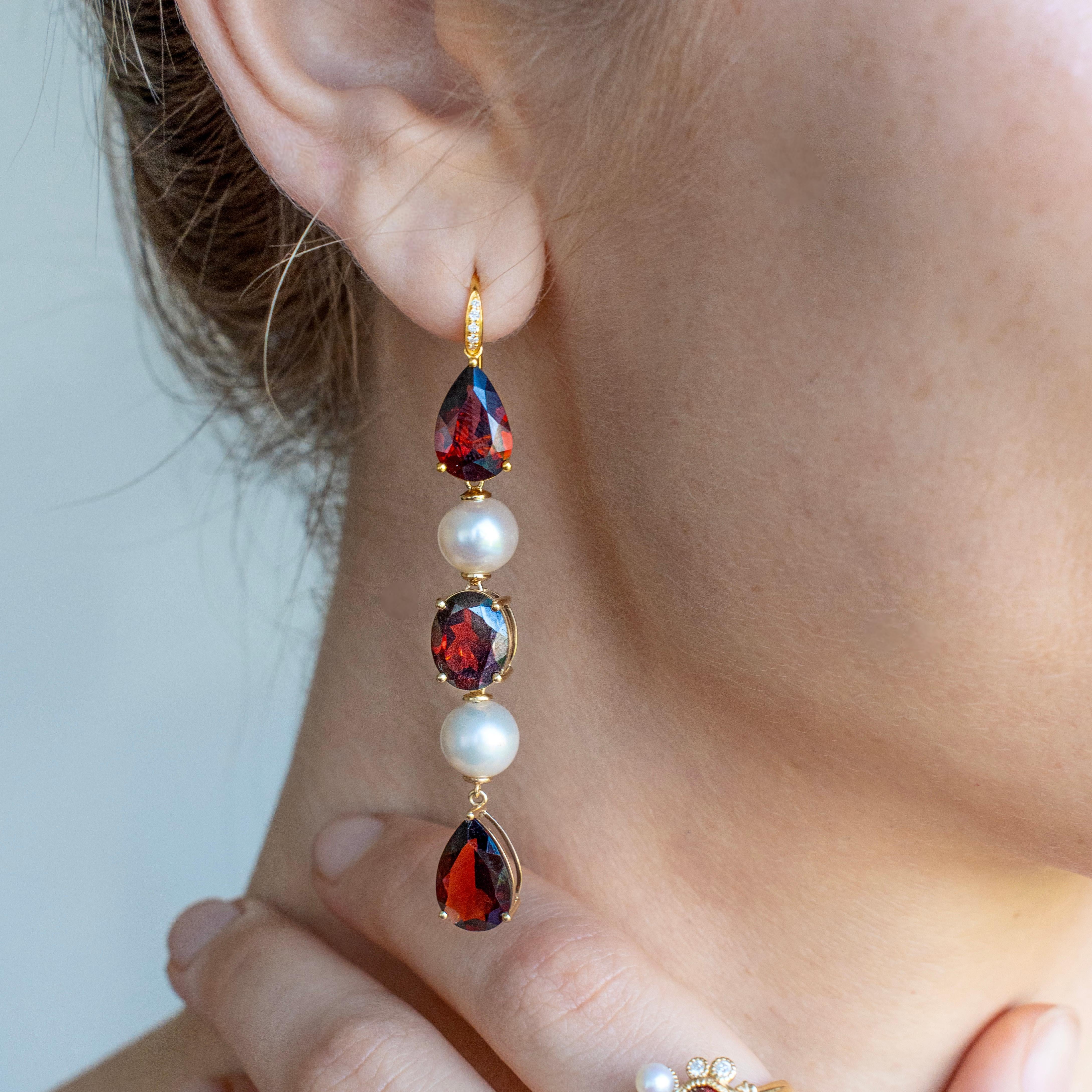 Drammatici e profondamente romantici, questi orecchini convertibili GemFusion di Nature presentano 22 carati di granato rosso naturale in taglio pera e ovale, intervallati da perle coltivate rotonde e incastonate in caldo oro giallo 14K. Le perle