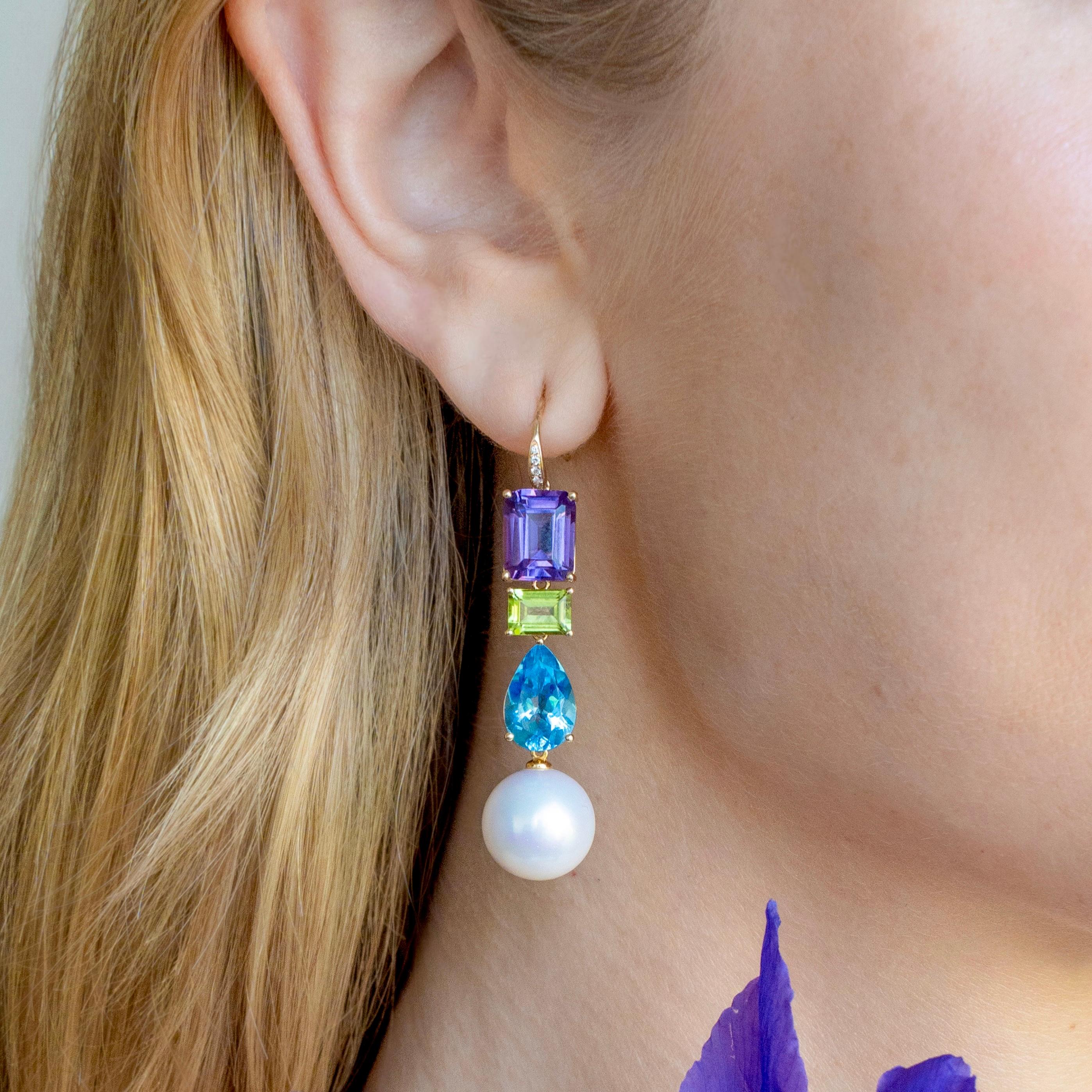 Una gioiosa composizione di colori e geometrie, questi orecchini a goccia convertibili Kai GemFusion sovrappongono ametista e peridoto taglio smeraldo con topazio blu taglio pera, ancorati da perle coltivate staccabili. Incastonato in oro giallo