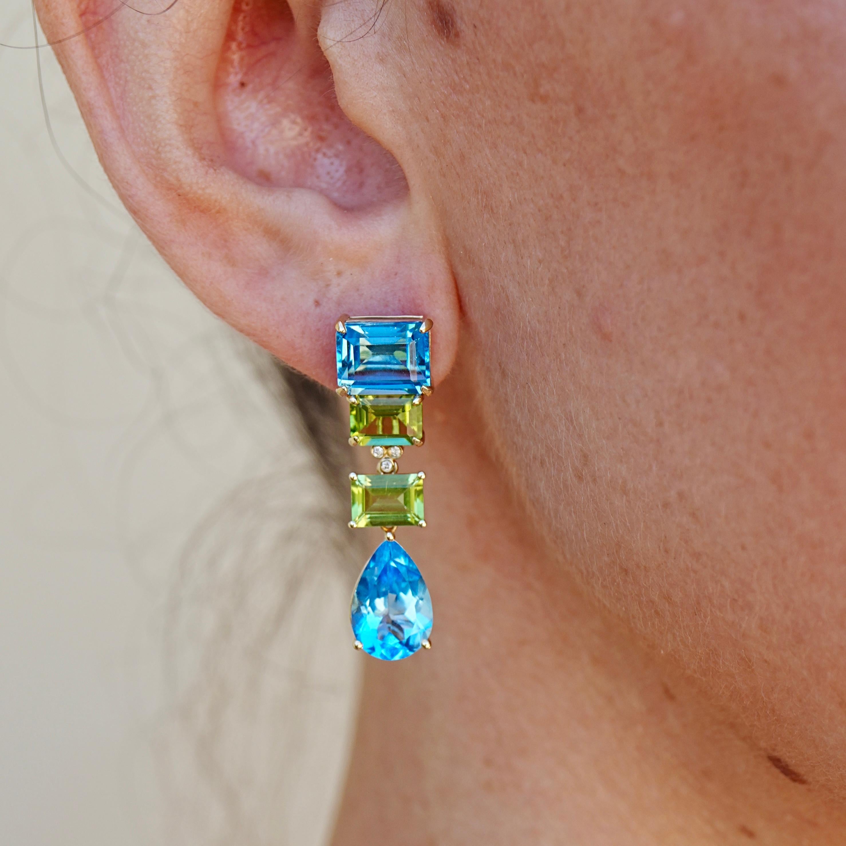 Un'audace composizione di blu e verde, questi orecchini Kai GemFusion mostrano l'accattivante contrasto tra topazio naturale e peridoto in una silhouette innovativa e architettonica. Con un totale di 17,00 carati di gemme vibranti - topazio taglio