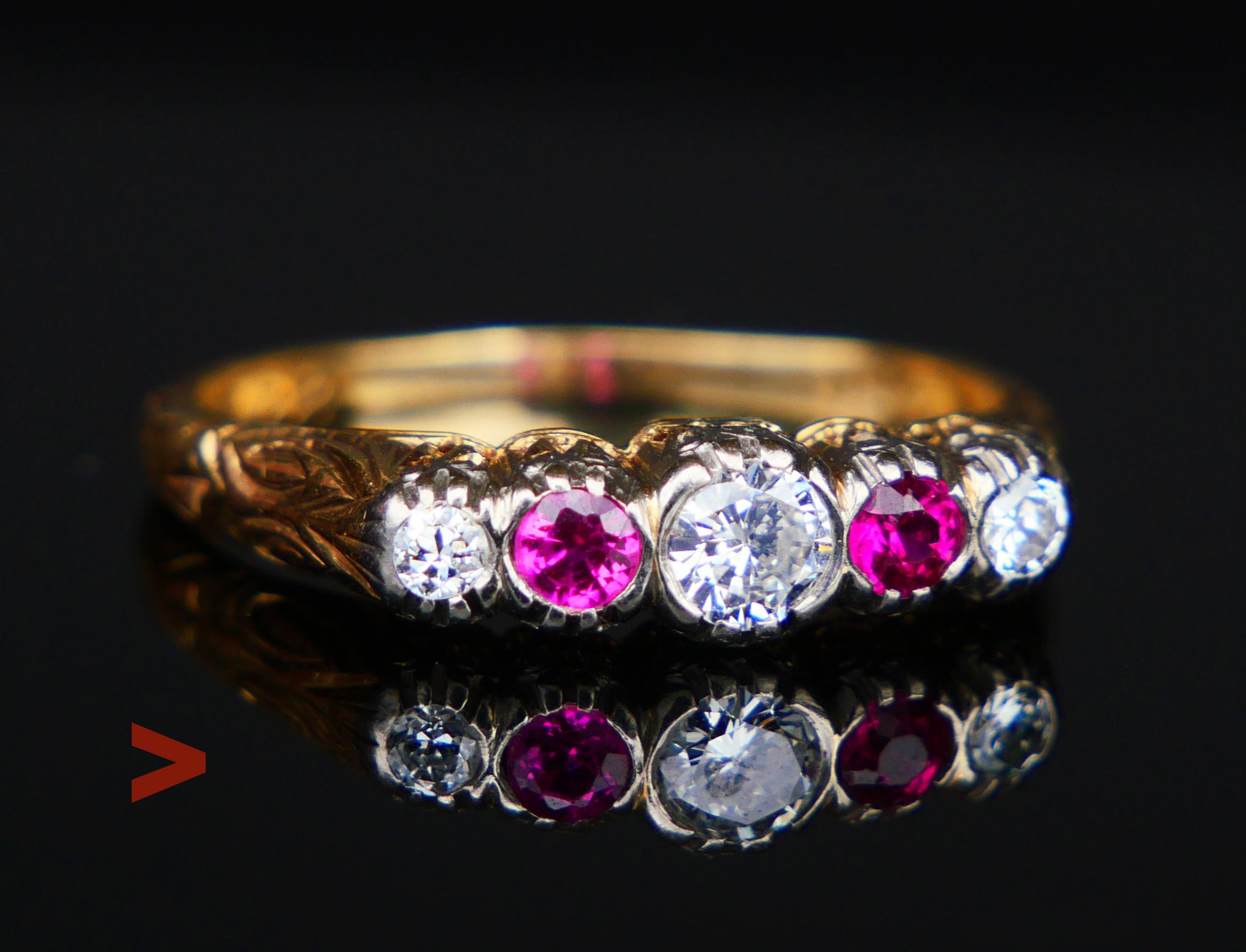 Ancienne bague classique allemande en forme de grappe  orné de trois diamants naturels de taille ancienne et de deux rubis naturels, avec des épaulements gravés et des grappes en platine. Ca. 1920 - 1930, poinçonné 585, gravé du nom et de la date.

