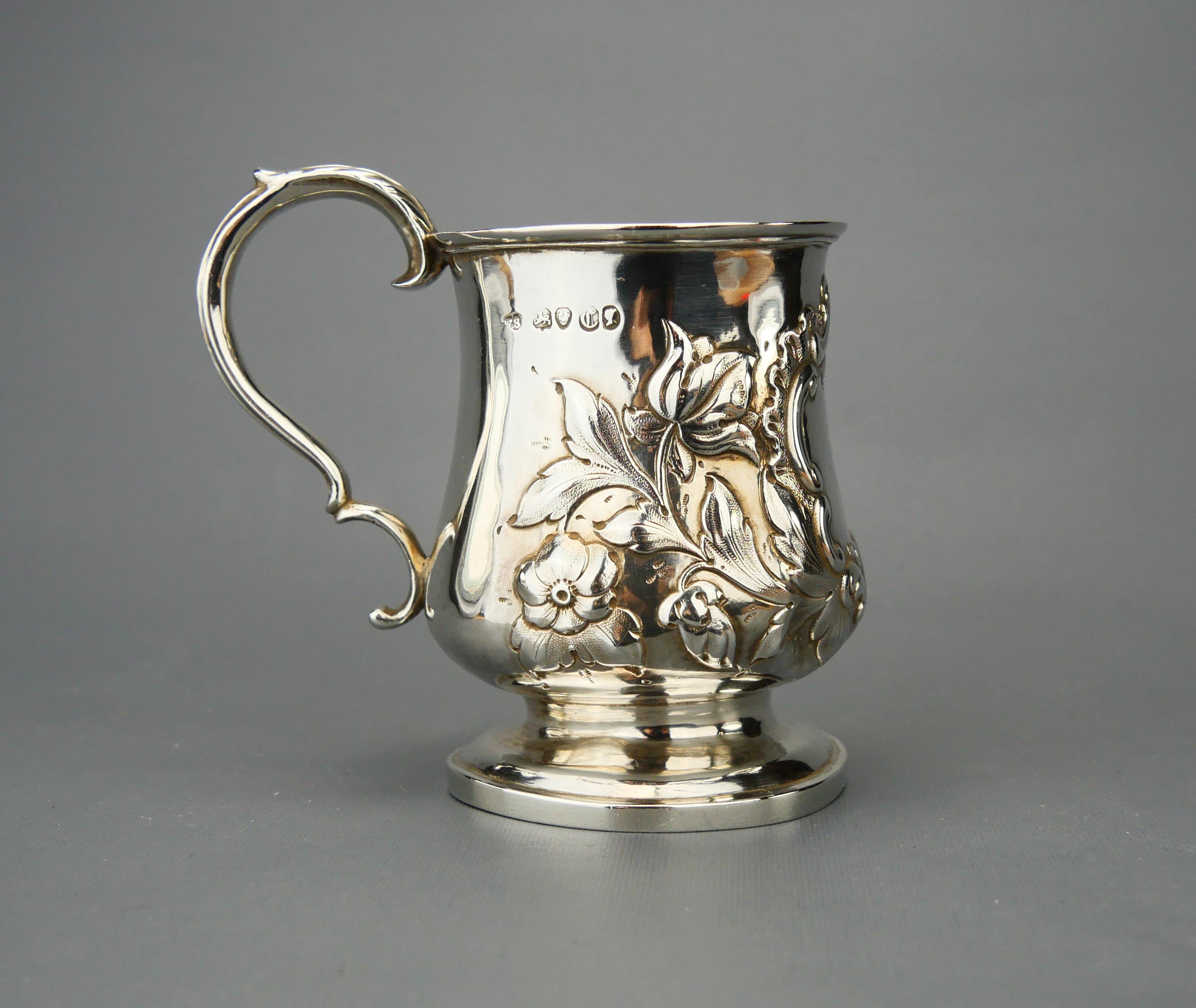 Vittoriano  Coppa in argento sterling, a pareti spesse, con ornamenti floreali fusi o martellati. Cartiglio vuoto.

Questa coppa ha una serie completa di marchi convenzionali britannici: il produttore è W. Stocker, il marchio della città di Londra