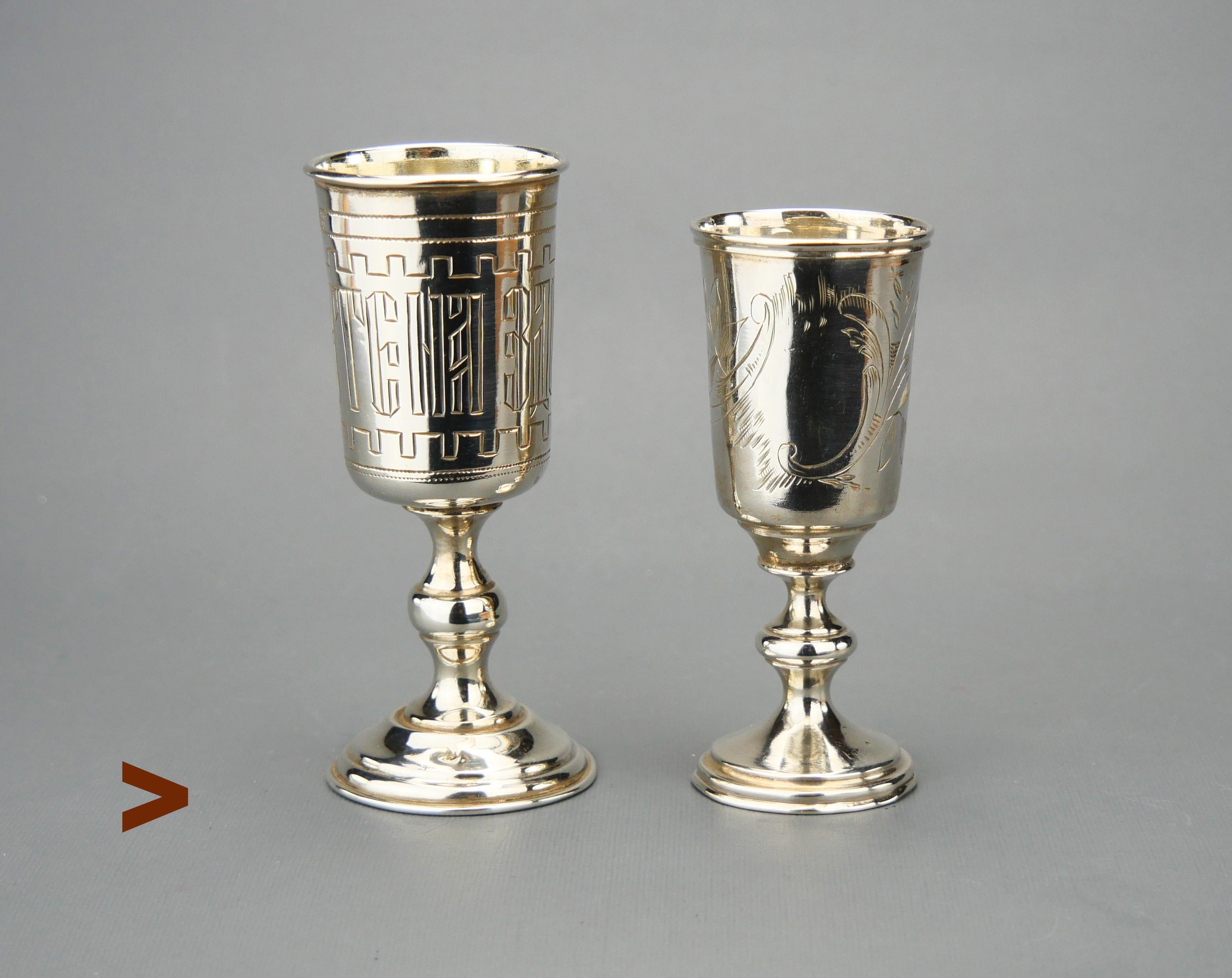 Bellissima coppia di antichi bicchieri in argento sterling di epoca imperiale russa, bicchieri in vetro o Stopkas / Стопка! Volume di circa 10 millilitri ciascuno. All'inizio del XX secolo. In Russia li chiamavano Мерзавчики 