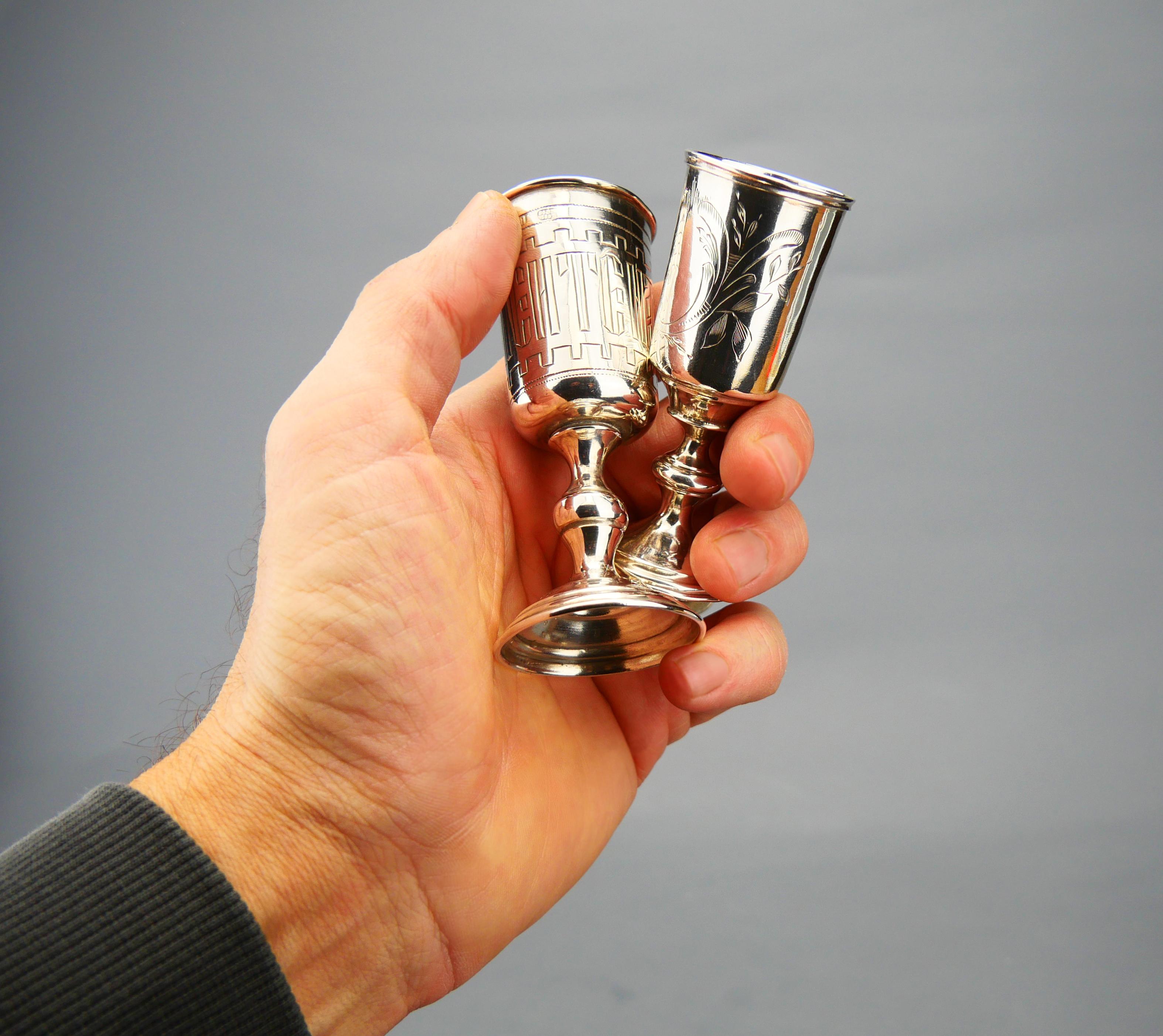 Due antichi bicchieri da vodka in argento Sterling 84, bicchieri Jiggers /65 grammi in vendita 1