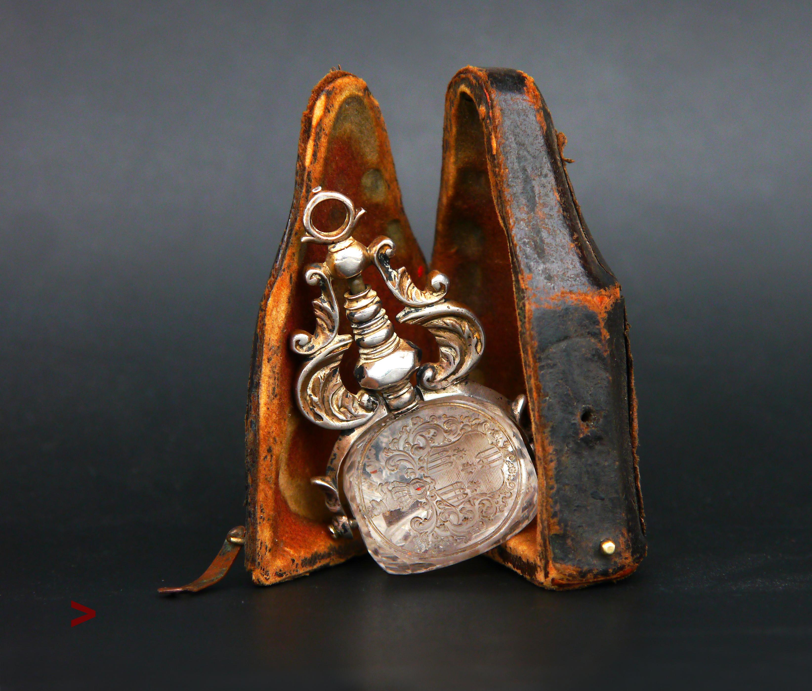 Pendentif unique du 17ème siècle en argent avec 3 sceaux sculptés dans du cristal de roche massif, dans un coffret original en bois et en cuir ayant appartenu à Friedrich von Arensdorff (1626-1689), un homme au destin remarquable, membre notable de