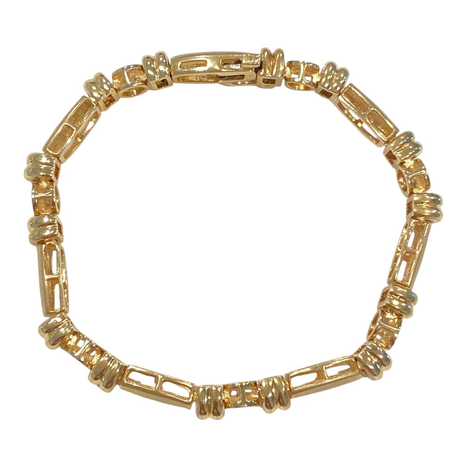 Bracelet à maillons en or jaune 14K, présentant une alternance de maillons polis et texturés avec des diamants sertis entre eux, ajoutant une élégance subtile. Fermeture sécurisée par un fermoir.
7 diamants ronds de taille brillant : 0,70ctw. Clarté