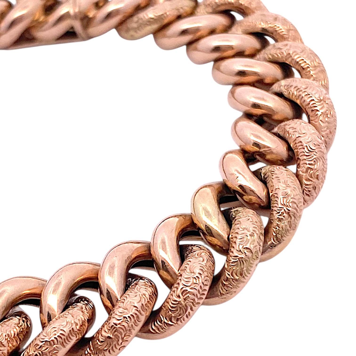Splendido bracciale a maglie antiche in oro rosa 14K con charm a forma di cuore, caratterizzato da maglie con finitura strutturata e lucida. Il ciondolo a forma di cuore è inciso e incastonato con una piccola perla sul davanti. Il retro del charm