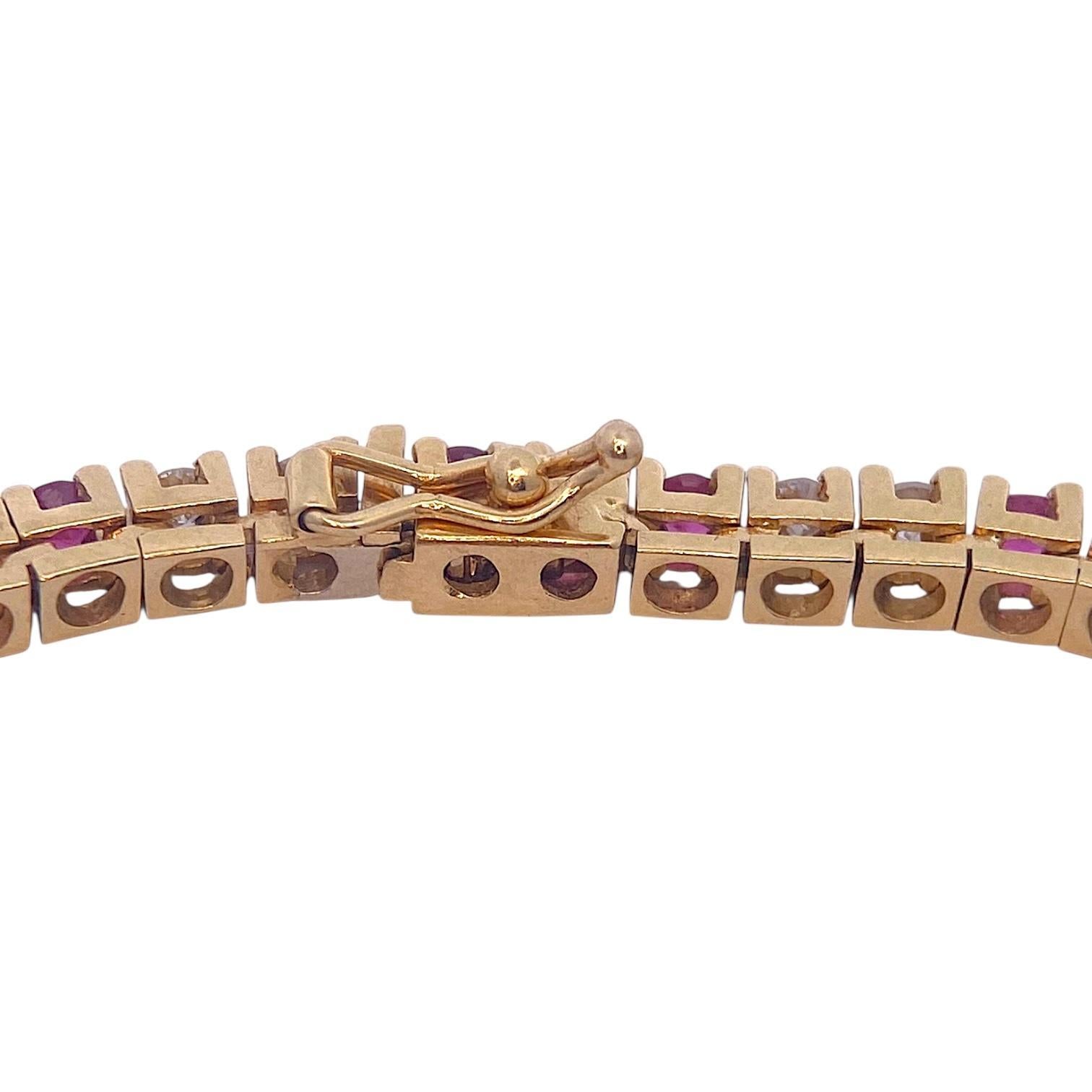 Contemporain Bracelet tennis en or jaune 14 carats, rubis et diamants en vente