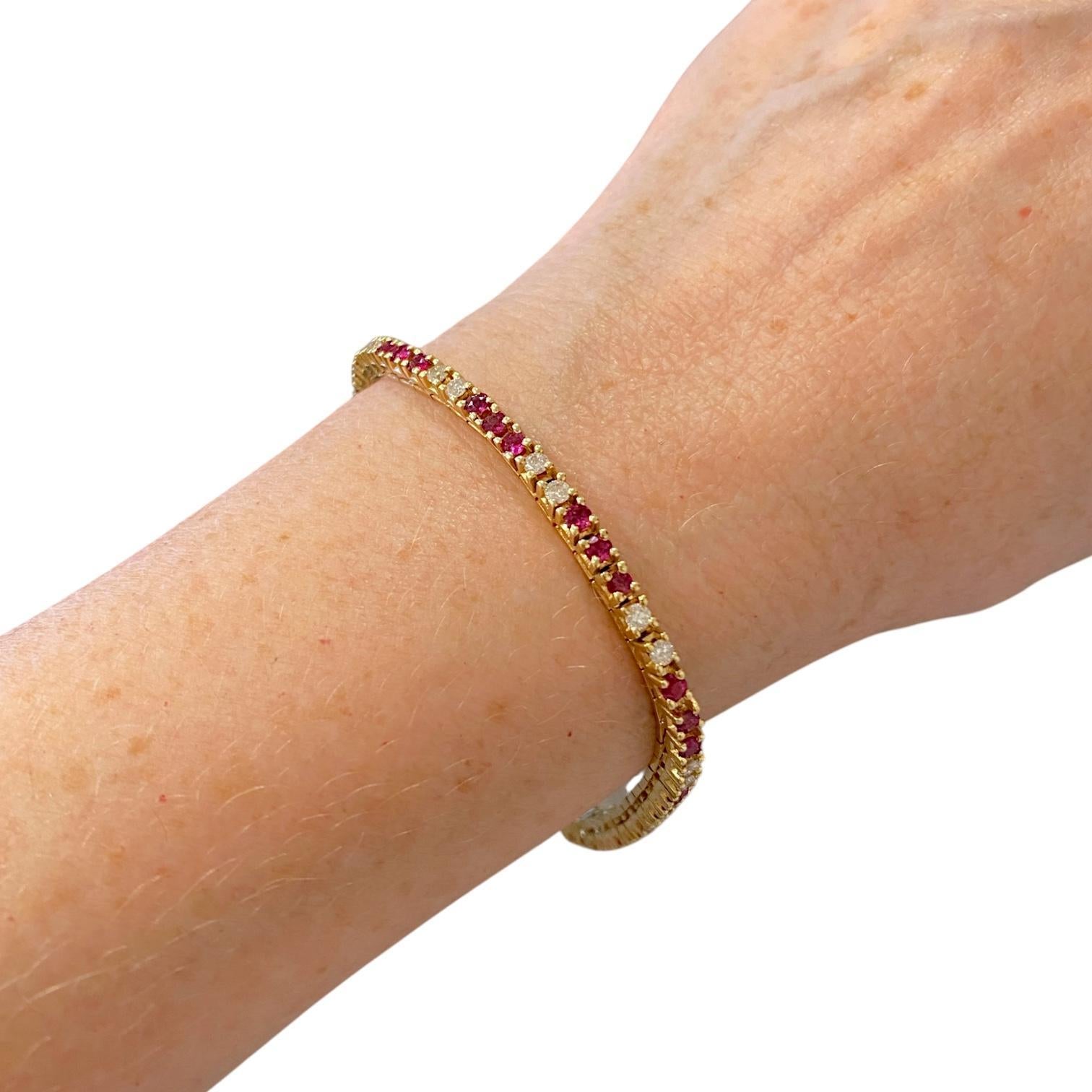 Bracelet tennis en or jaune 14 carats, rubis et diamants Pour femmes en vente
