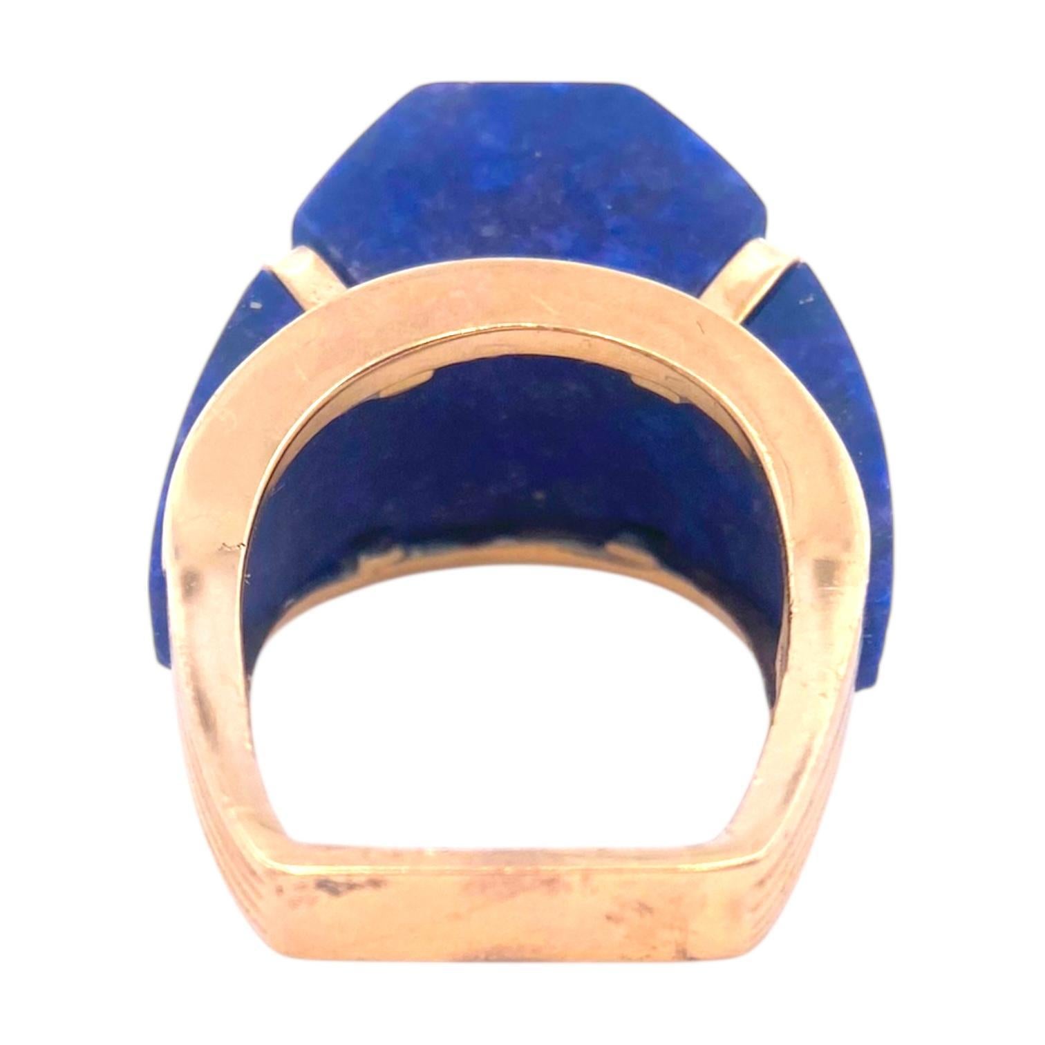 Der aus 14 Karat Gelbgold gefertigte Ring zeichnet sich durch ein einzigartiges, kühnes Design mit einem schrägen Kuppelschliff aus. Die blauen Lapislazuli-Abschnitte sind durch Goldstäbe unterteilt, und der Look wird durch einen abgeflachten,
