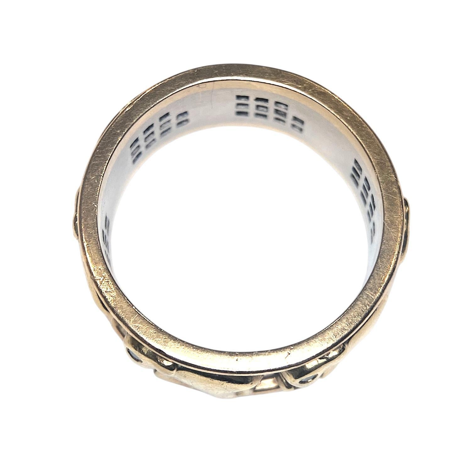 Anello a fascia in oro 18 carati vintage con un intricato disegno di cinque elefanti in rilievo. Ogni elefante è ornato da un occhio di diamante bianco taglio brillante, che aggiunge un sottile scintillio. L'anello combina l'oro giallo e l'oro