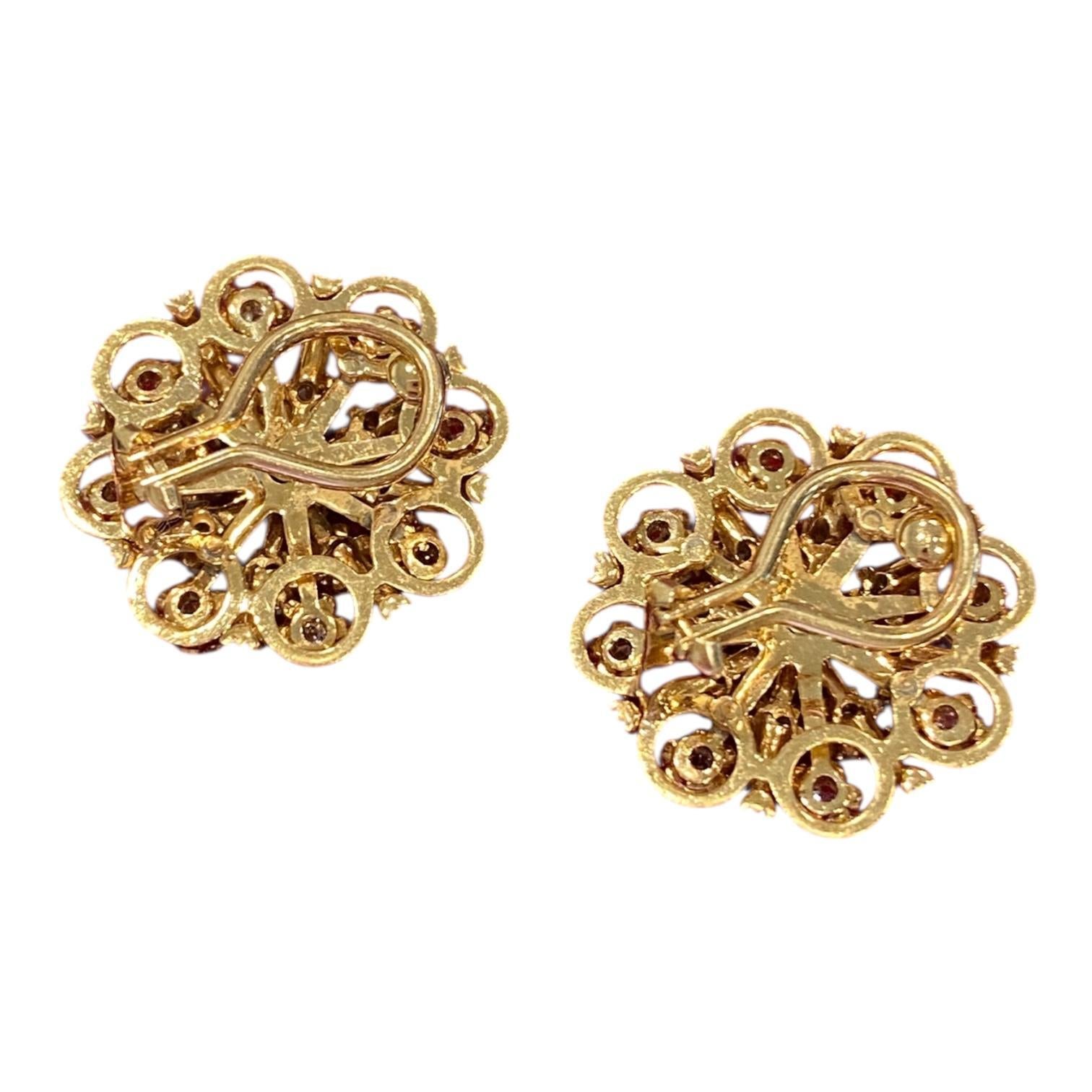 Realizzato in oro giallo 14K, ogni orecchino presenta un design a grappolo con diamanti taglio brillante, accentati da nastri di smalto nero.
Supporti a clip. (I poster sono disponibili su richiesta).
Peso totale dei diamanti: 3,0 carati. Colore: