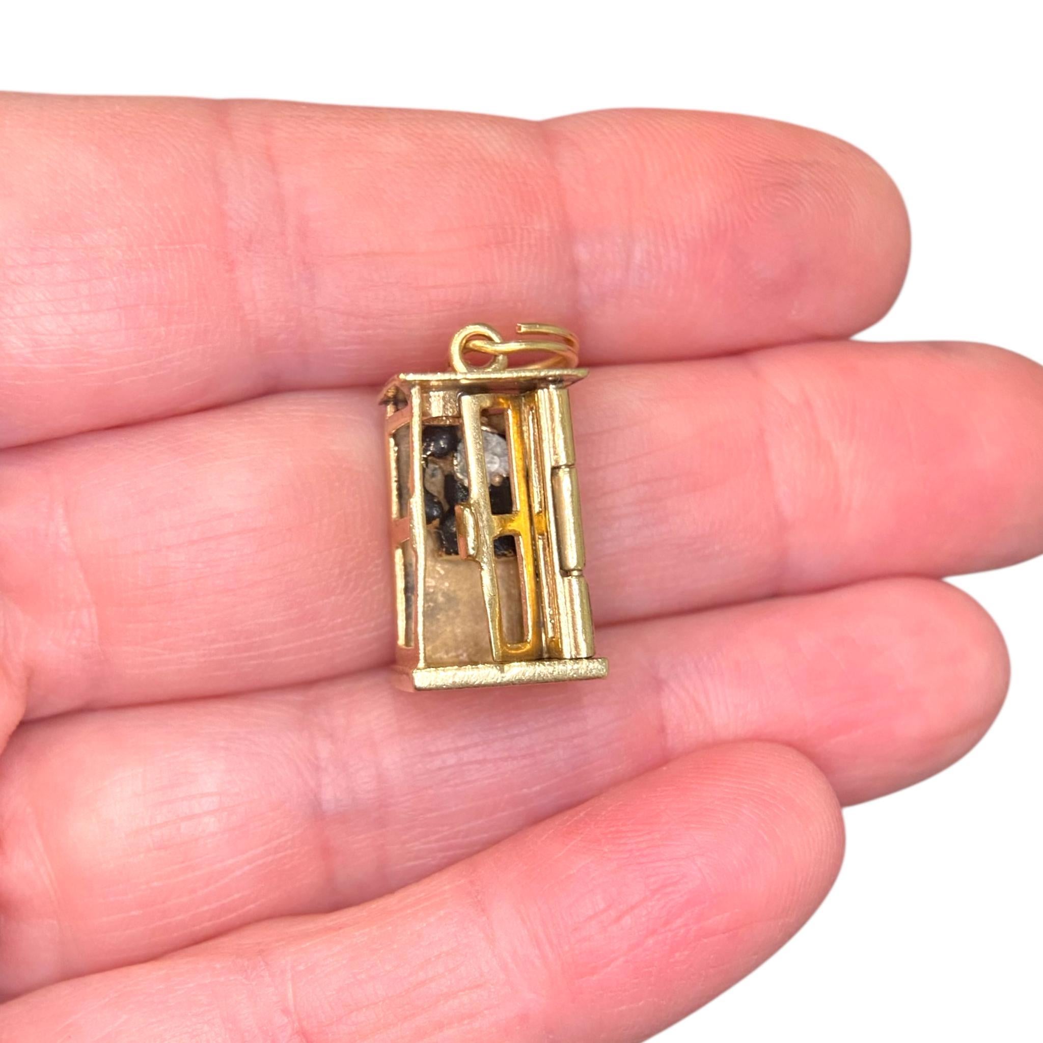 Pendentif à breloque cabine téléphonique articulée en or 14K vintage en vente 1