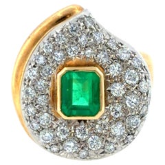 Bague de cocktail vintage en or 18 carats et platine, sertie d'émeraudes et de diamants