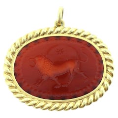 Ciondolo vintage in oro giallo 18 carati con intaglio a forma di leone in corniola