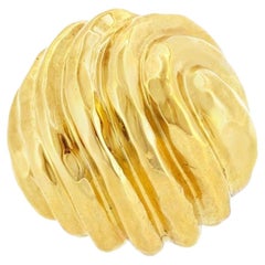 Bague sculpturale en forme de dôme « Swirl » en or 18 carats martelé, signée Henry Dunay, vers les années 1980