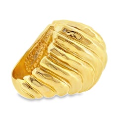 Bague sculpturale en forme de dôme « Swirl » en or 18 carats martelé, signée Henry Dunay, vers les années 1980