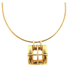 Pendentif vintage Tiffany & Co. en or 18 carats, de style boucle, avec une chaîne en fil oméga
