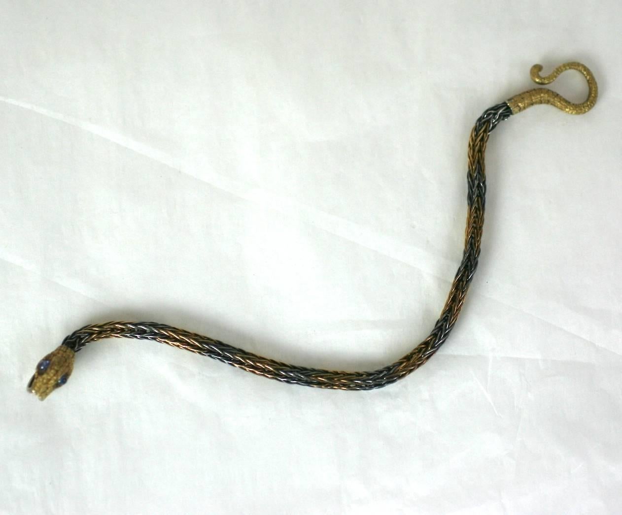 Amazing Antique Bracelet serpent du milieu à la fin du XIXe siècle. La tête et la queue du serpent sont composées d'or 18 carats ciselé et magnifiquement détaillé, avec de grands saphirs cabochons en guise d'yeux. Le travail de l'or est si minutieux