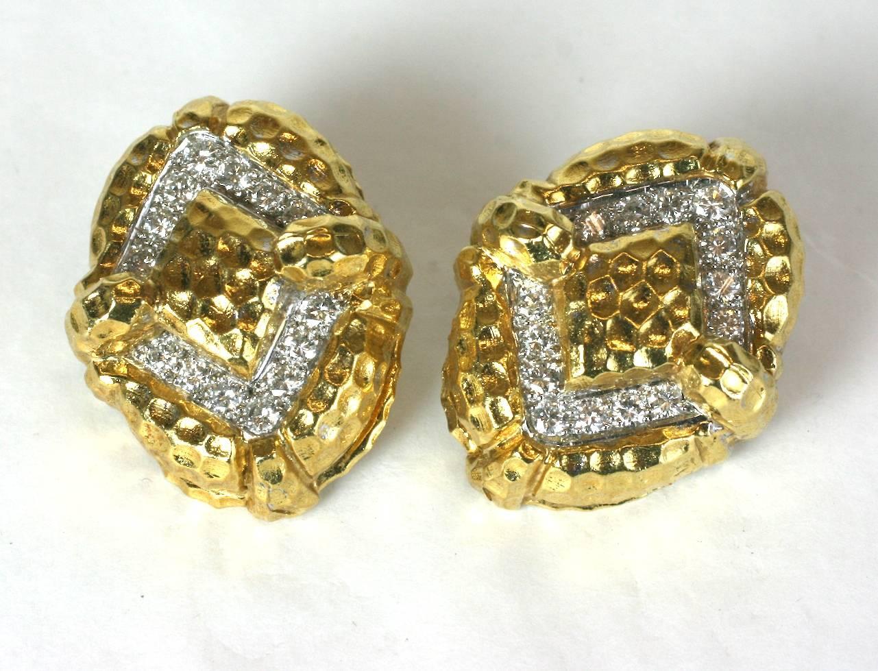 Taille ronde Boucles d'oreilles en or martelé et diamants en vente