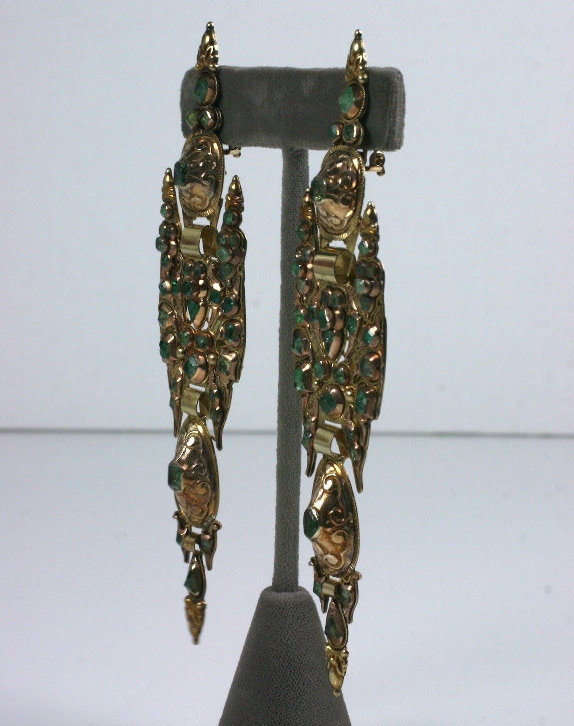 Antike iberische Smaragd-Ohrringe im Zustand „Gut“ im Angebot in Riverdale, NY