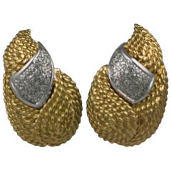 Ohrclips aus Diamant und Gold mit strukturierten Blättern