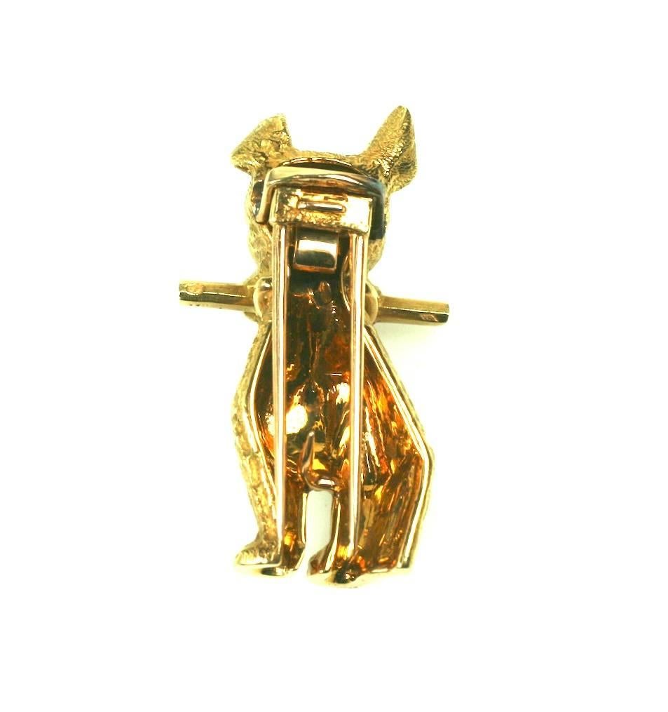 Cartier Charmant clip terrier en or, onyx, diamants et rubis Excellent état - En vente à Riverdale, NY