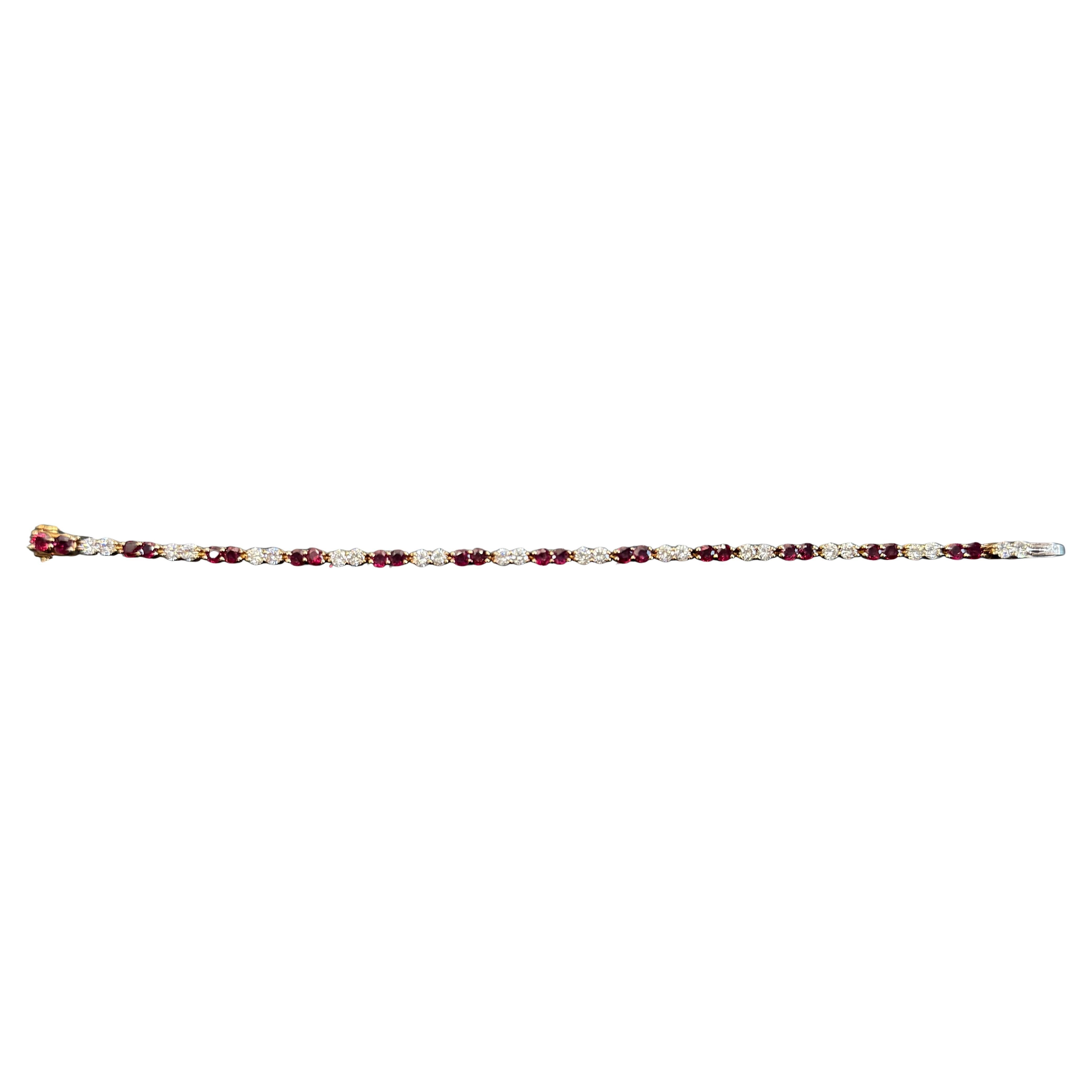  Bracelet ligne en or jaune 18k rubis et diamants de Van Cleef & Arpels, circa 1970. Il est d'une élégance somptueuse et d'une grande polyvalence, à porter seul ou à superposer. La circonférence intérieure est de 6,6