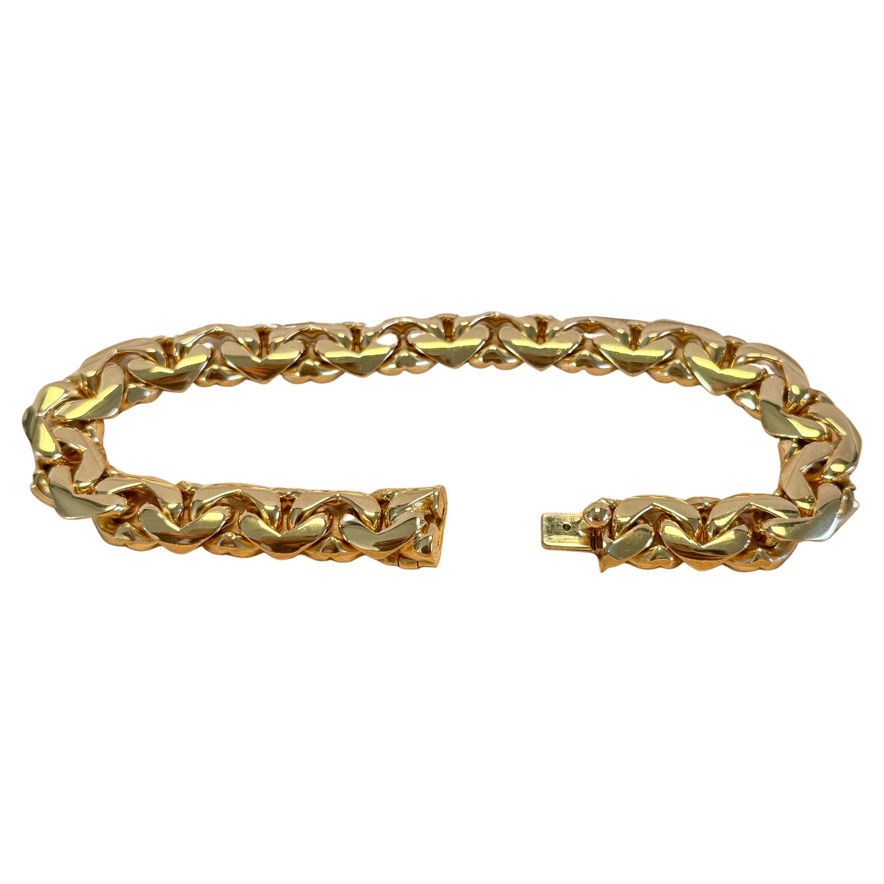 BVLGARI Bracelet à maillons en or jaune 18K
8 POUCES 
Poinçons :BVLGARI 750 BA2200
LARGEUR : 10,2 MM
LONGUEUR 8 POUCES
Composé de maillons plats et polis en or jaune 18 carats signés Bulgari. 
Livré avec une boîte de rangement Bulgari en cuir noir

