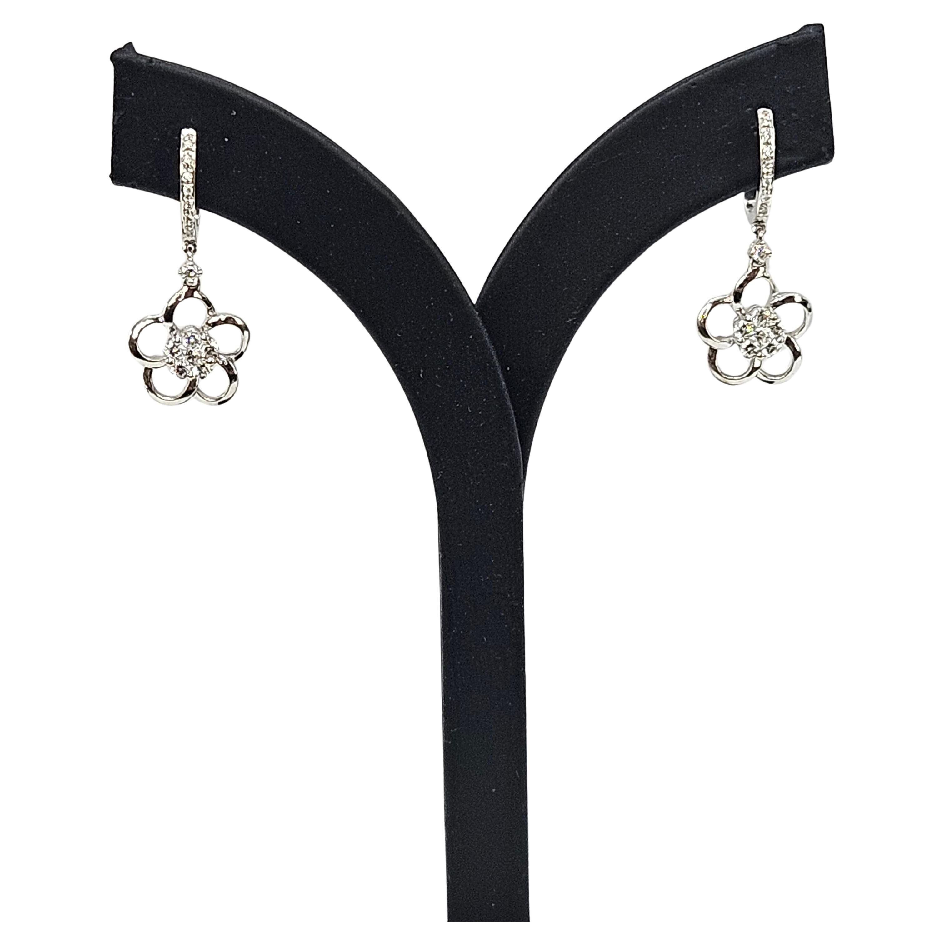 These contemporary design earrings crafted from 18-karat yellow gold are a stunning addition to any jewelry collection. Adorned with brilliant-cut diamonds totaling 0.60 carats, these earrings exude elegance and sophistication.
What sets these