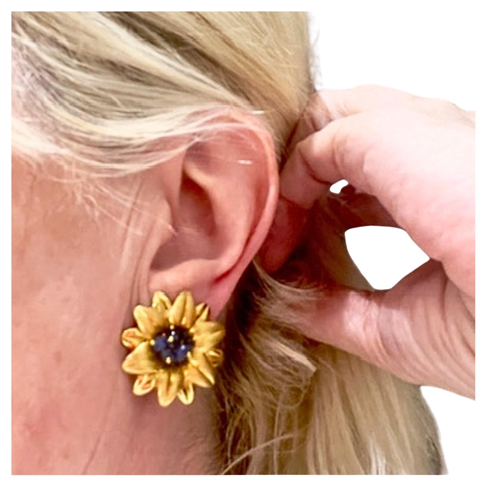 Boucles d'oreilles contemporaines du 20e siècle en or et saphir de 3,6 carats en vente