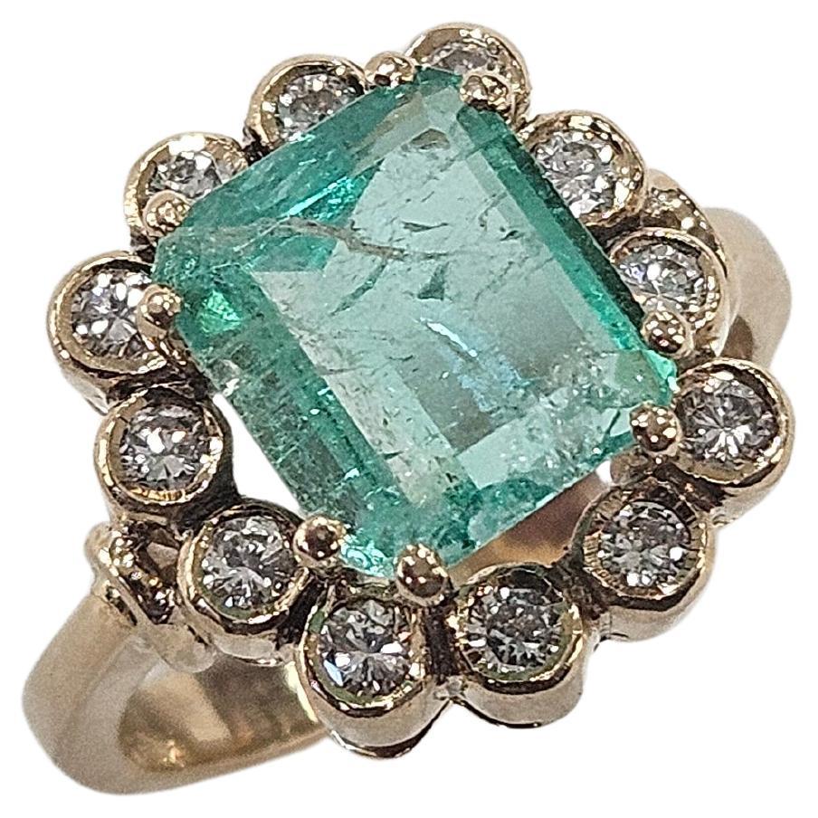 Cluster Ring Natürlicher Smaragd Kolumbien 2,20 Karat Diamant Gelbgold 18 kts im Angebot