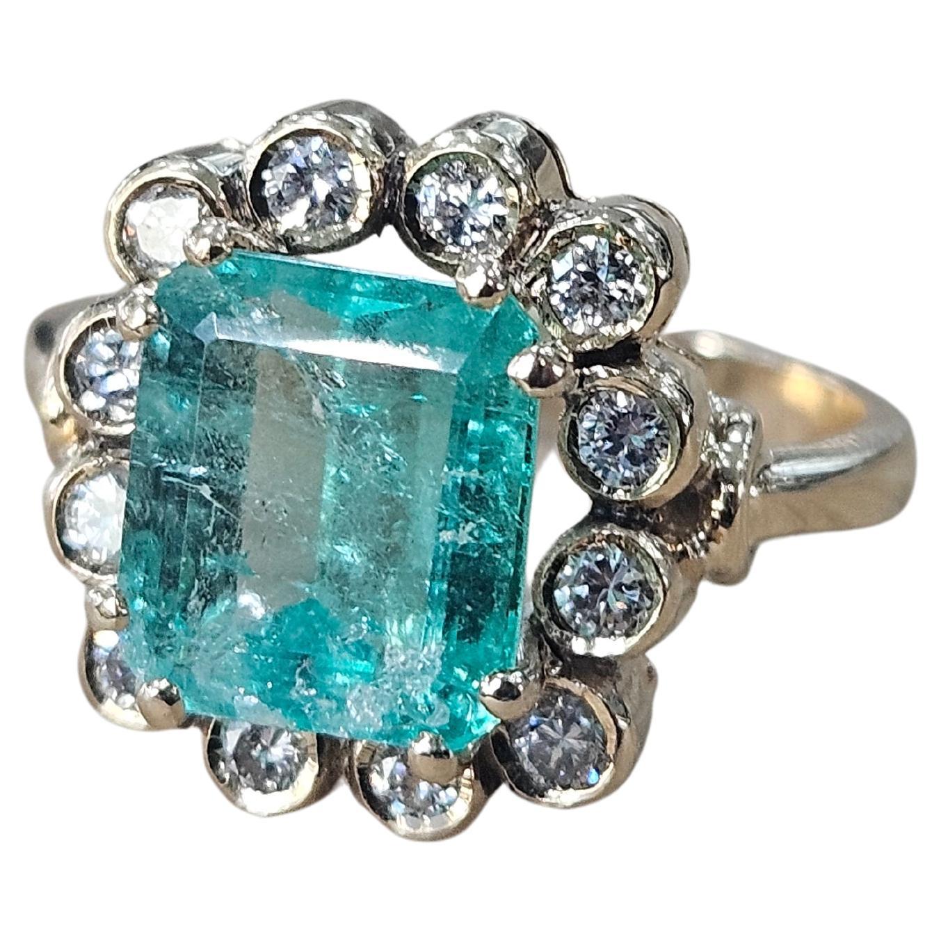 Curieuse bague au design italien réalisée dans les années 80 avec des réminiscences rétro. Réalisé à la main en or jaune 18 carats, avec une bordure tubulaire et une galerie ondulée. Monture et lunette à double griffe. Poids 5,42 grammes. 
 Centre