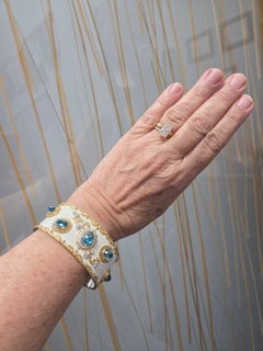Brazalete abierto de oro amarillo de 18 quilates y plata, de Victor Velyan, con circón azul y diamantes