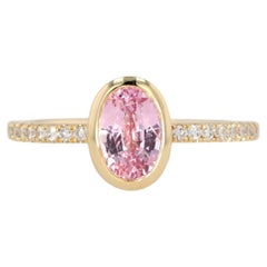 Anello "Mochi" di Kimberly Collins in oro giallo 18 carati con zaffiro rosa e diamanti