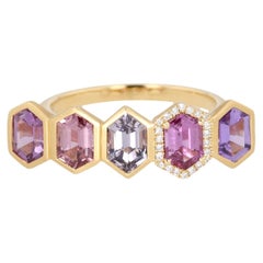 Anillo de Kimberly Collins de oro amarillo de 18 quilates con cinco piedras: espinelas rosas y moradas y diamantes