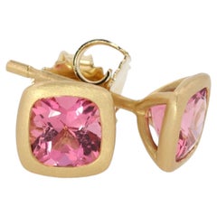 Orecchini a bottone di Kimberly Collins in oro giallo 18 carati con tormalina rosa quadrata  Designer