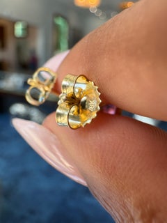 Orecchini a bottone di Kimberly Collins in oro giallo 18 carati con tormalina rosa quadrata  Designer