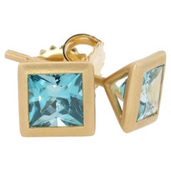 Orecchini a bottone di Kimberly Collins in oro giallo 18 carati con zirconi blu incastonati a castone  1.