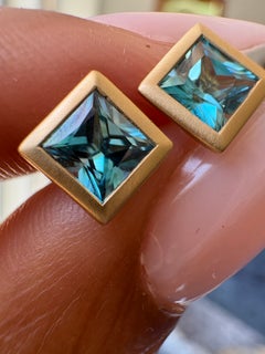Orecchini a bottone di Kimberly Collins in oro giallo 18 carati con zirconi blu incastonati a castone  1.