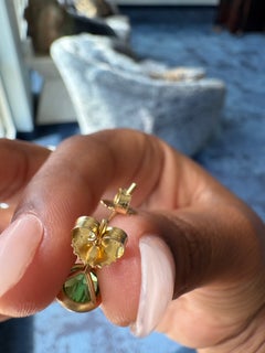 Orecchini a bottone in oro giallo 18 carati con tormalina verde di Kimberly Collins