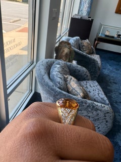 Anillo «Venti» de Michael Bondanza con citrino «Buff-Top», en oro amarillo de 18 quilates y platino