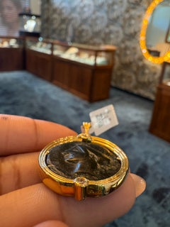 Colgante de Michael Bondanza con una moneda griega de Iberia en oro amarillo de 18 quilates