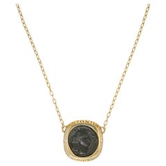 Collar de Michael Bondanza con una moneda romana de Antonino Pío en oro amarillo de 18 quilates y diamantes