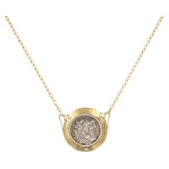 Collar de Michael Bondanza con moneda griega de Heracles y diamantes, en oro amarillo de 18 quilates