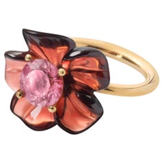 Sophie Joanne – Ring aus 18-karätigem Gelbgold mit Granat und Blumenmotiv „Garnet Island“