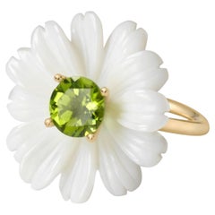 Sophie Joanne – Ring aus 18-karätigem Gelbgold mit weißem Opal und Wildblumenmotiv